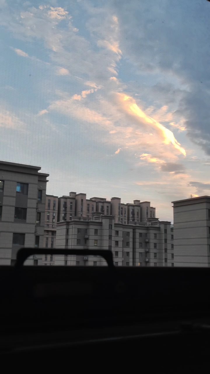 窗外彩云美如画