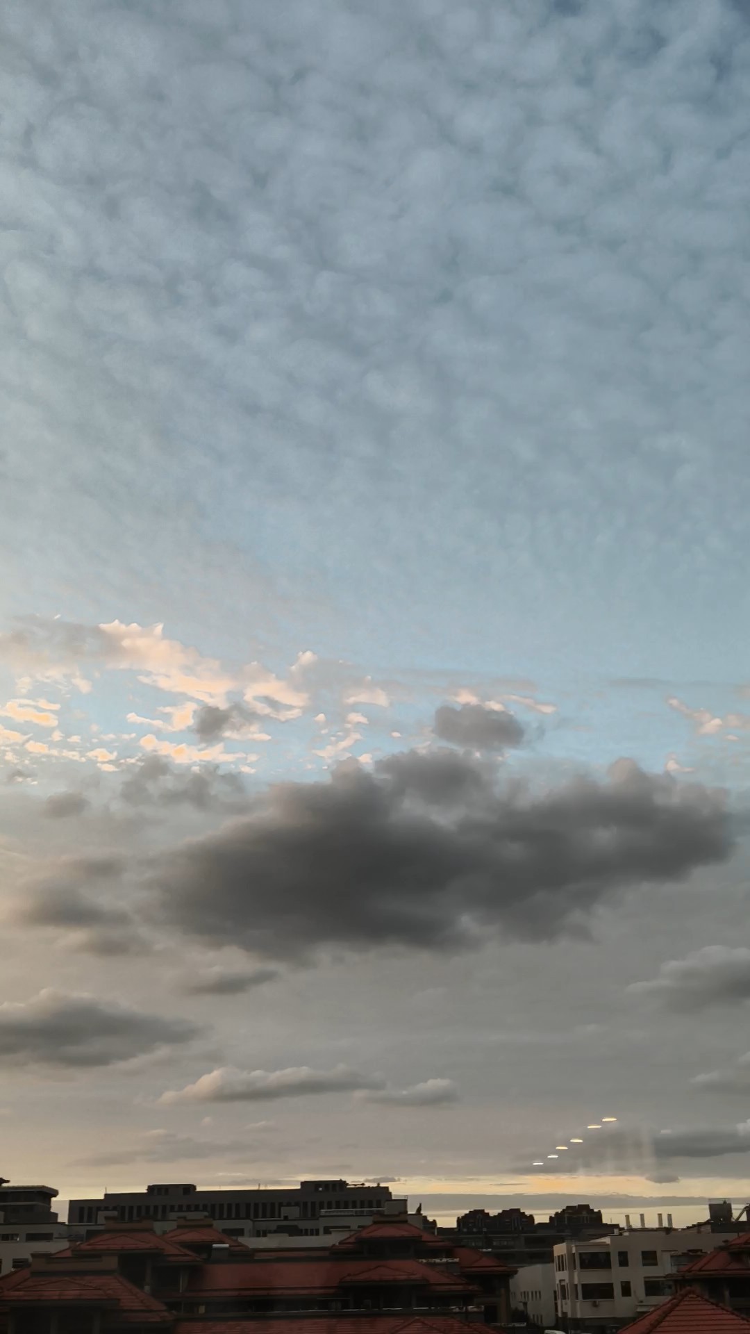 今晚天空彩霞飞，预示明日好天气。