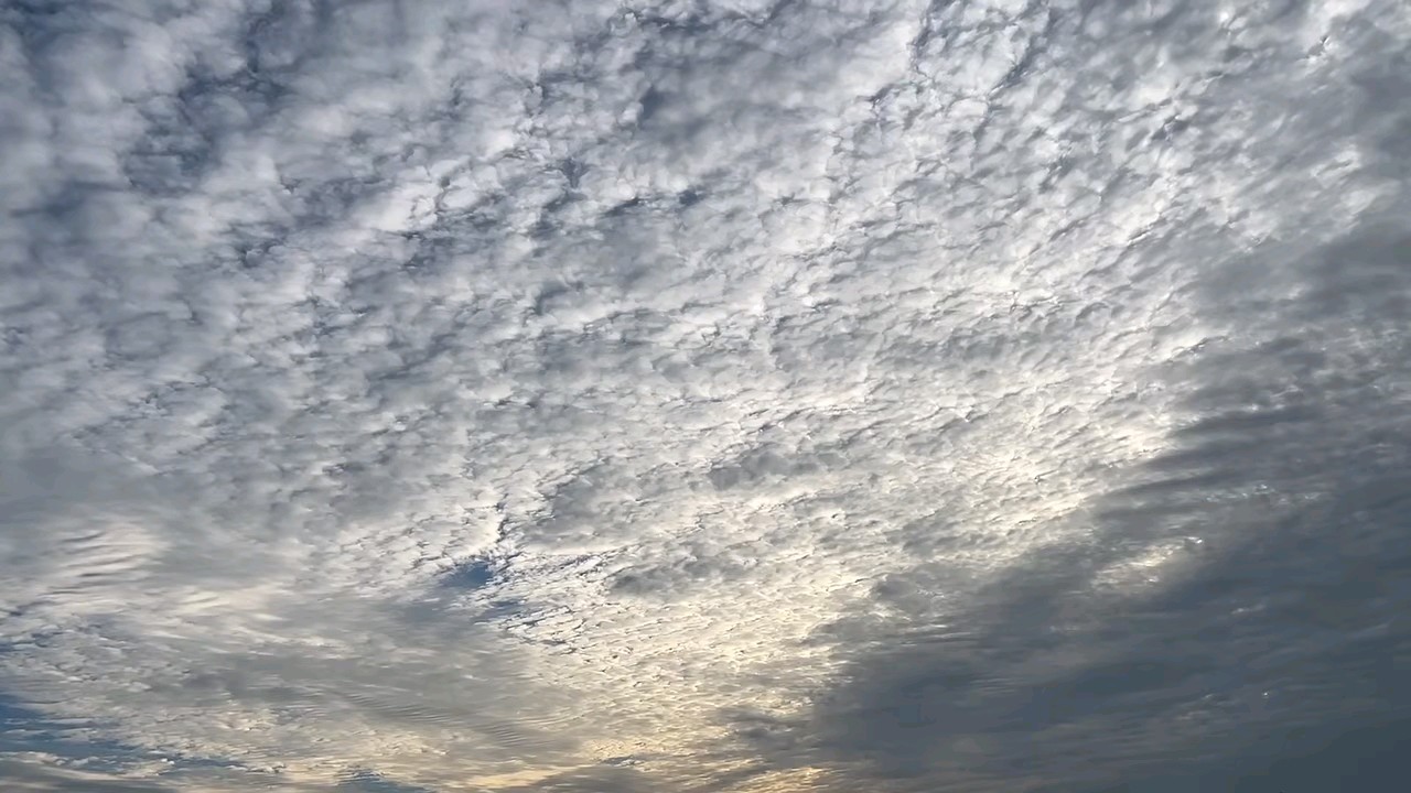 仙境美丽的天穹，好似扛在肩上的云