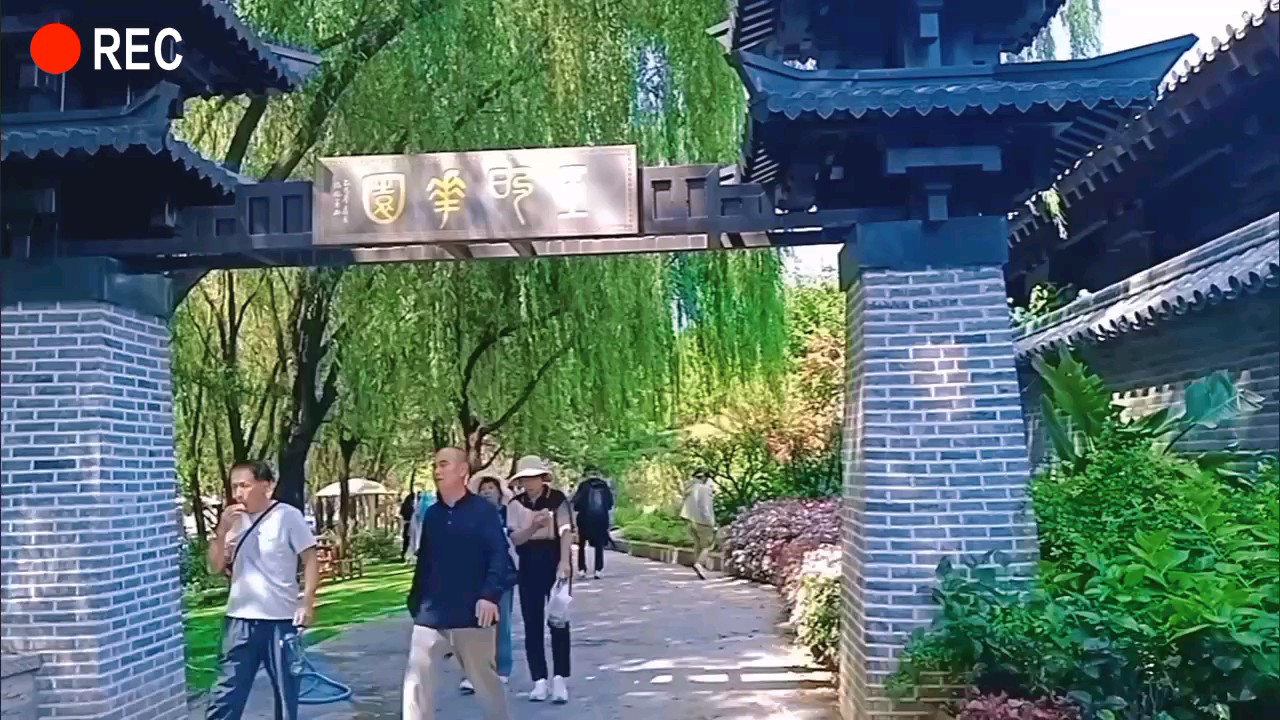 空中花园：崮顶王的花园，到处鸟语花香，吸引了众多游客前来观赏