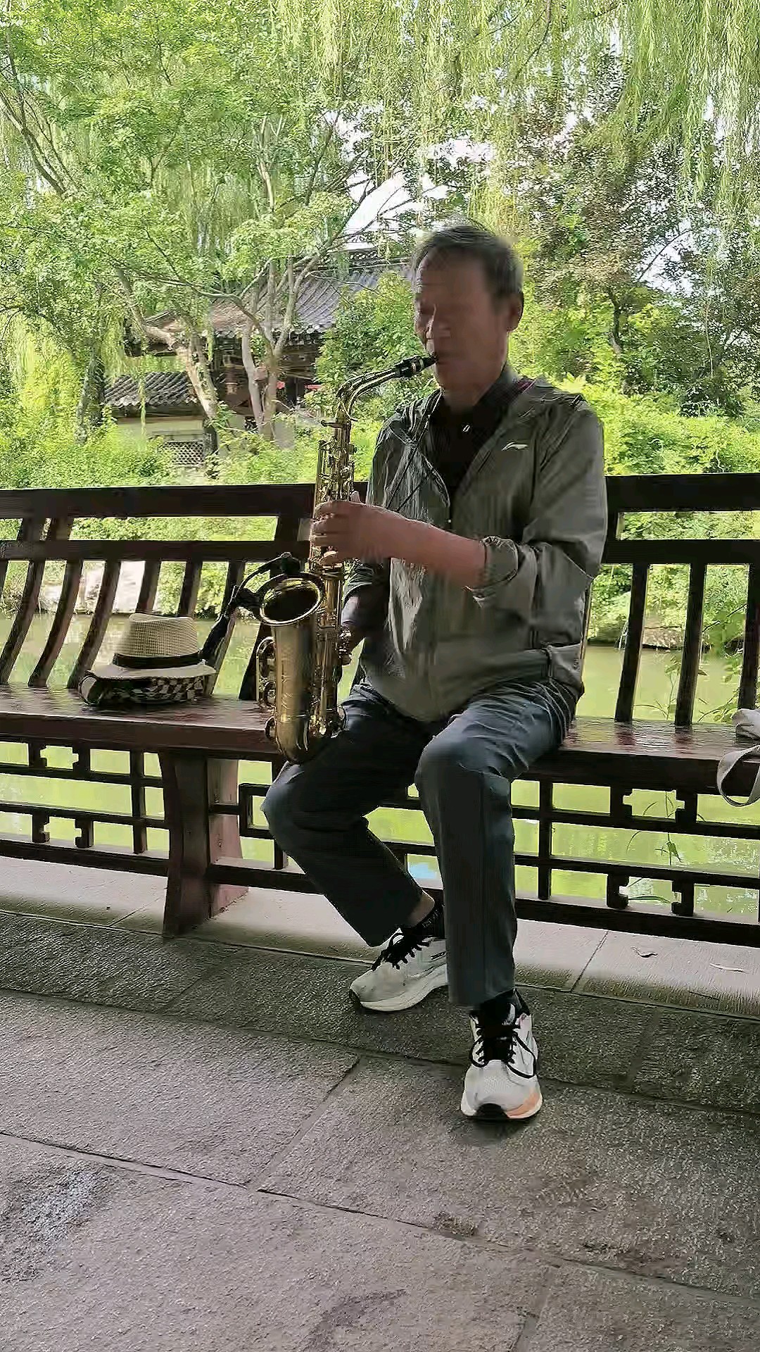 《卡萨布兰卡》是一首充满怀旧.怅惘.遗憾和爱情的抒情乐曲