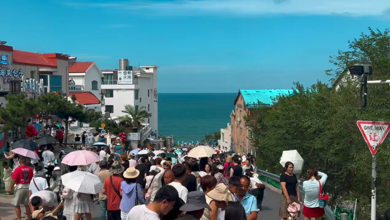 漫步火炬八街,坡底直通蔚蓝大海,邂逅浪漫山海/张捷