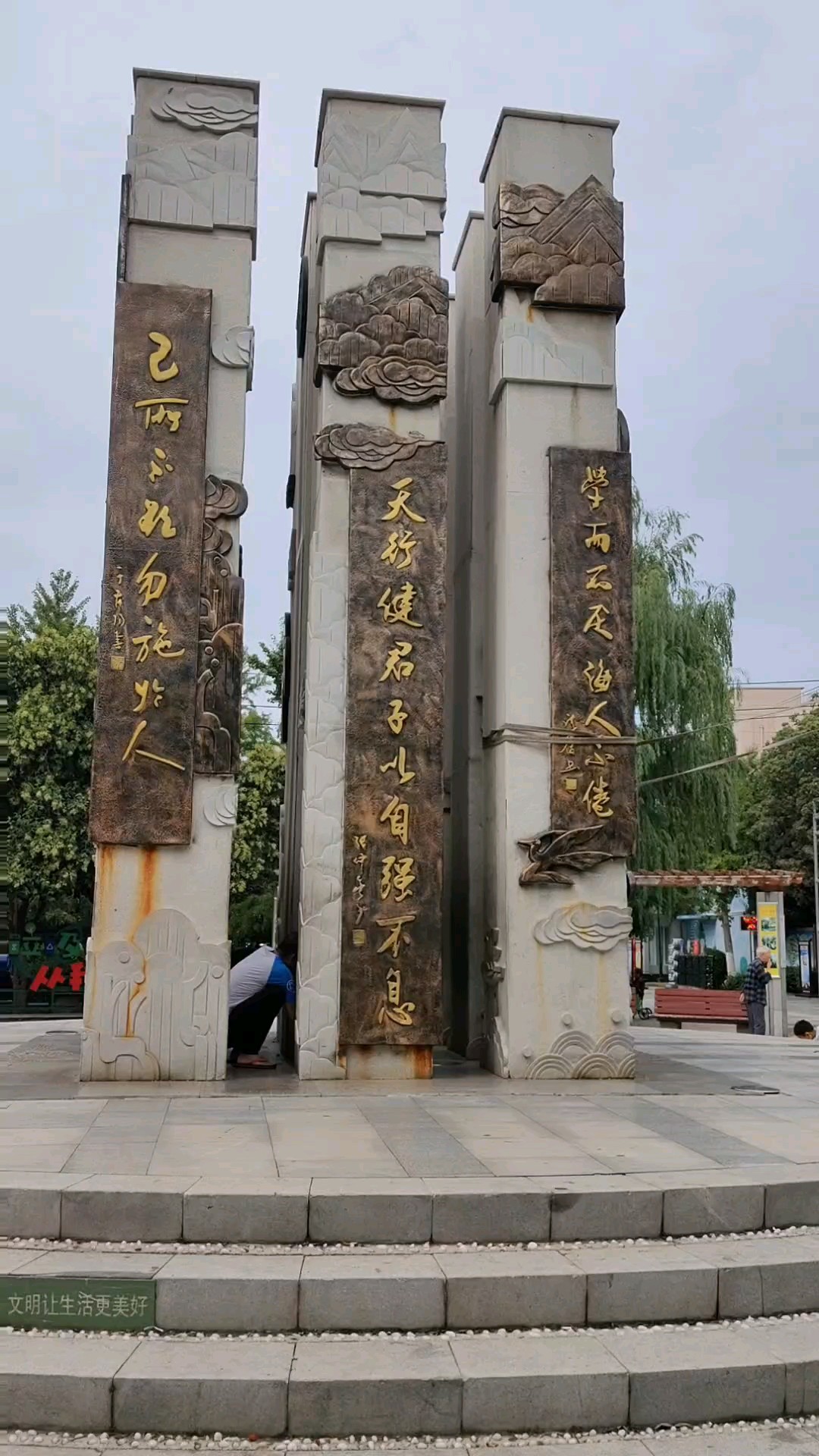 周日的文化广场，处处都是居民们喜欢活动的好地方。