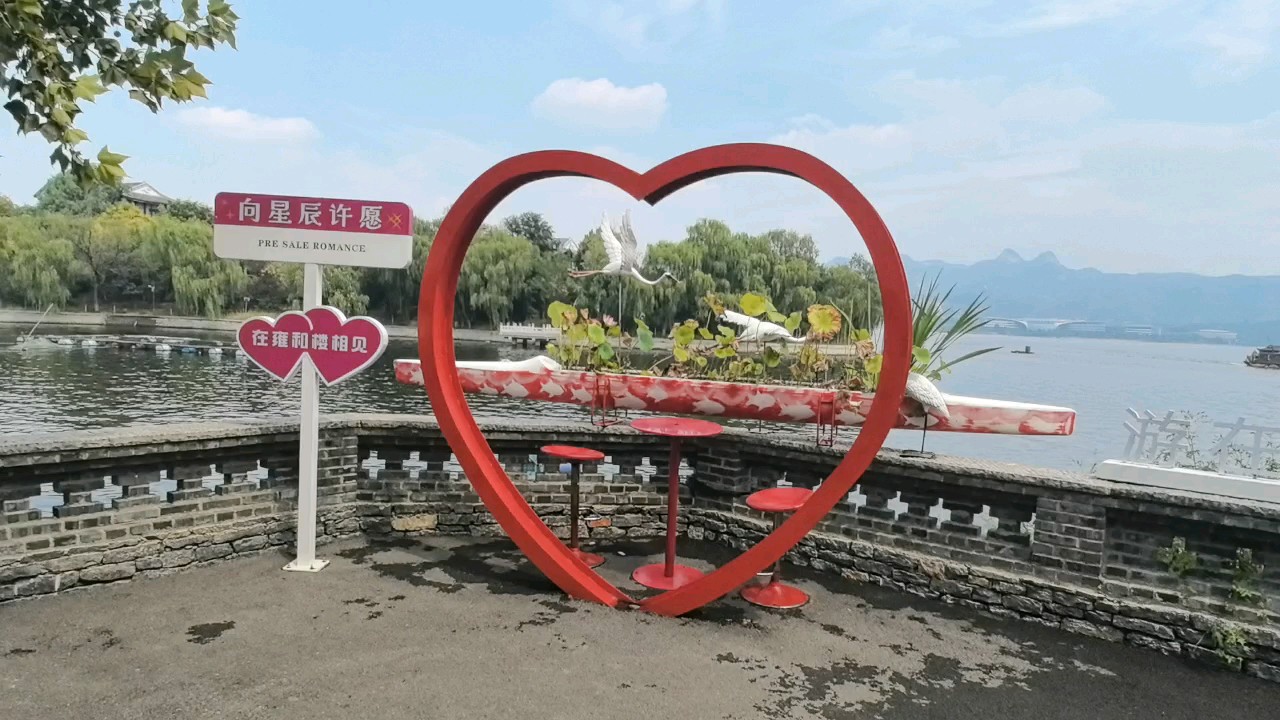 雪野湖看风景，站在湖岸眺望，三面群山环抱，湖水碧波微漾！