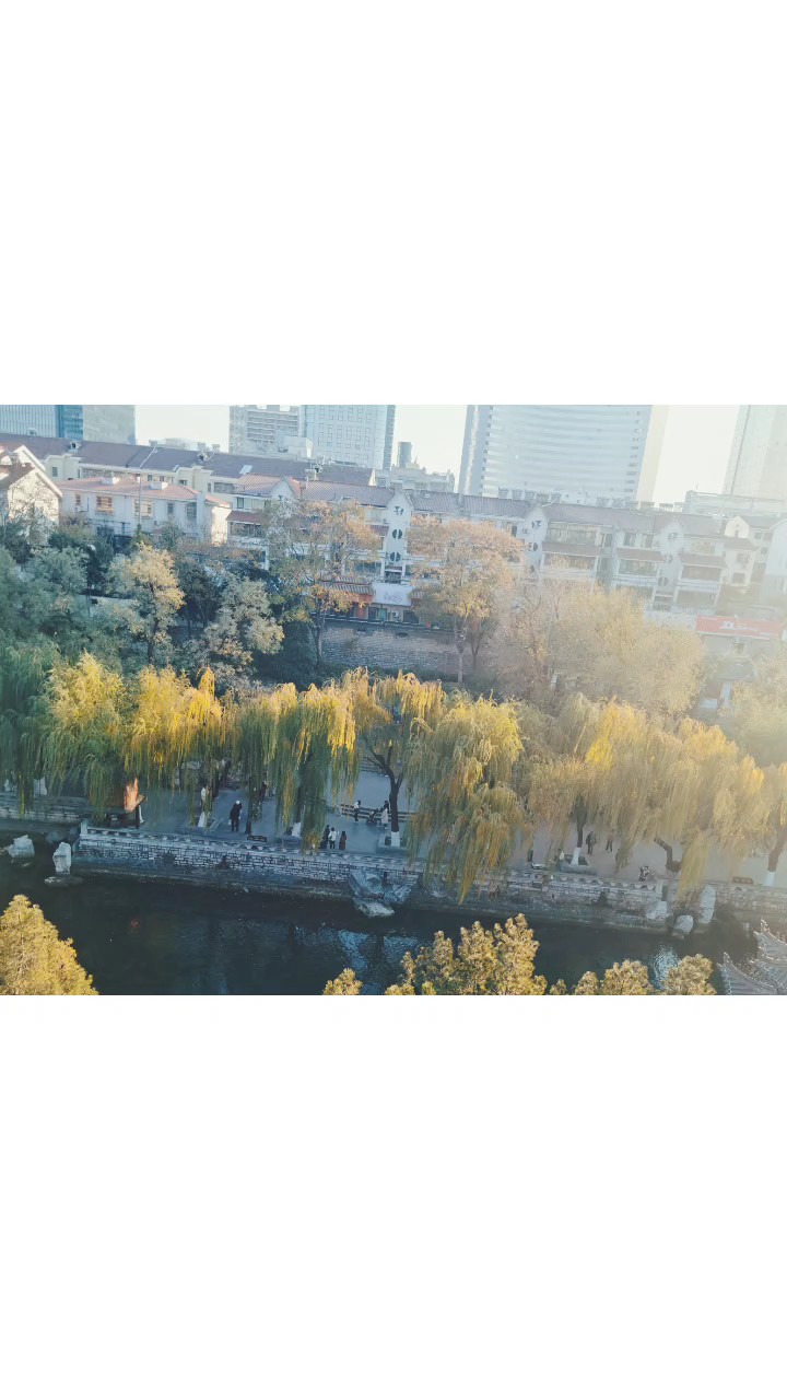 济南的秋天很美，秋影如诗秋色如画看万山红遍层林尽染