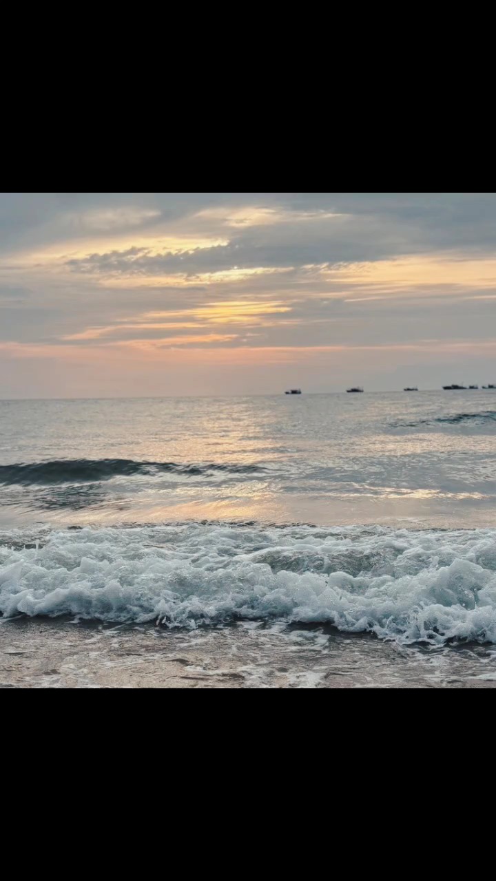 美丽大海铺满霞光，洁白浪花与灿烂晚霞交织一起反复铺开退去
