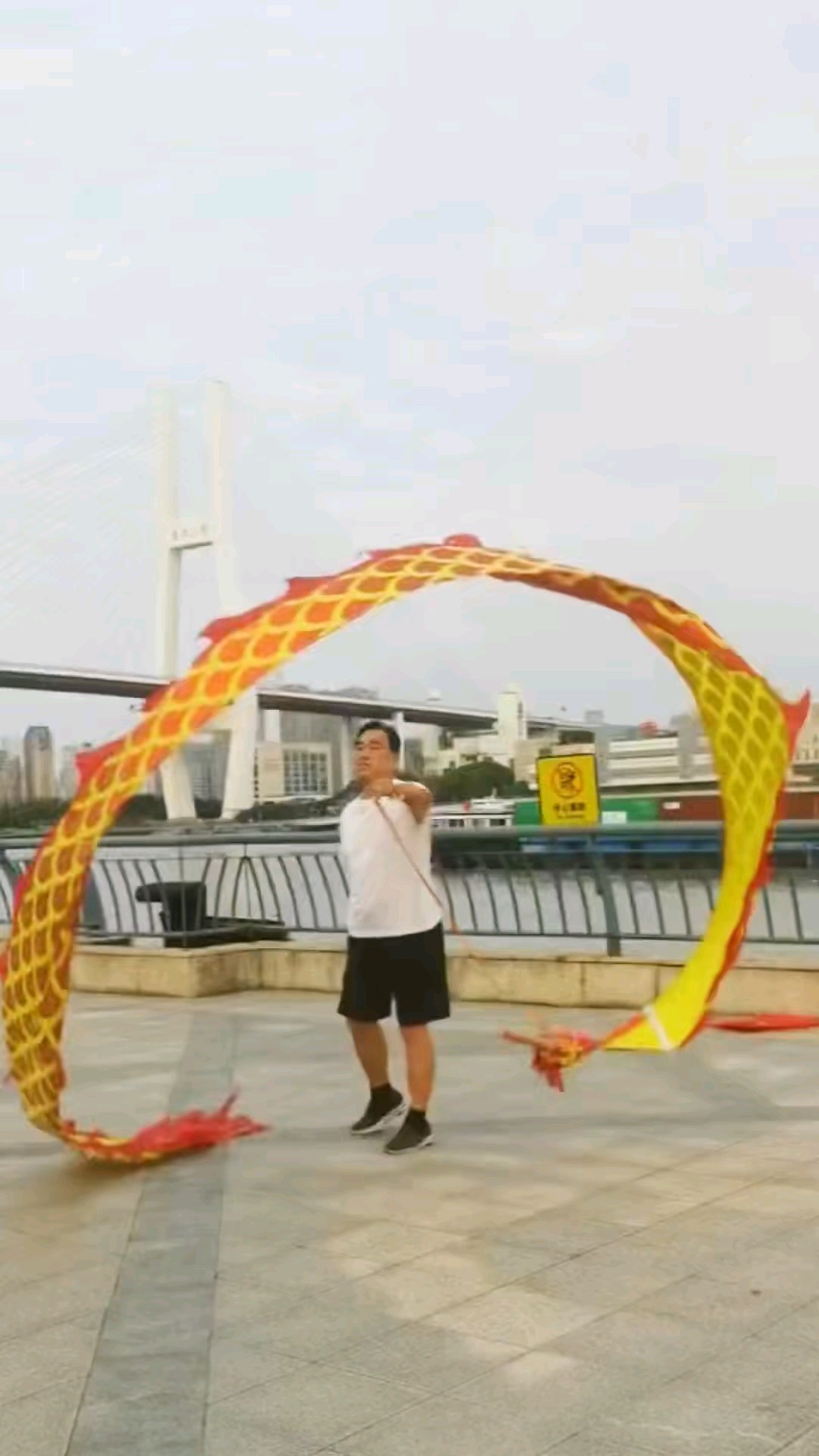 金龙舞动，祝福伟大祖国繁荣昌盛。