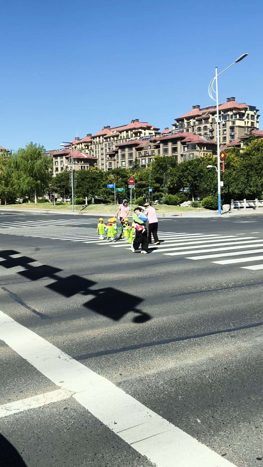 园丁引稚横街过，海畔和风伴稚声。