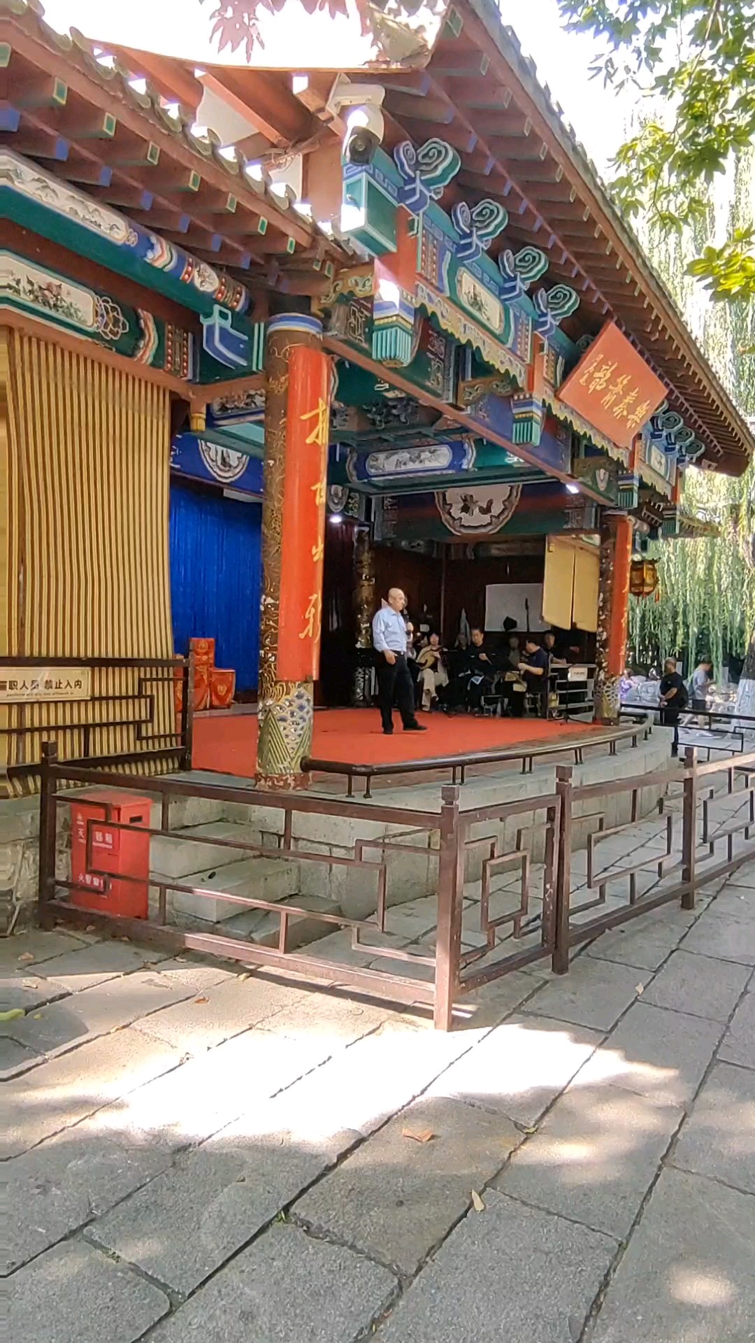 白雪楼下看大戏，声如轰钟震天响四方，全是中国国粹。