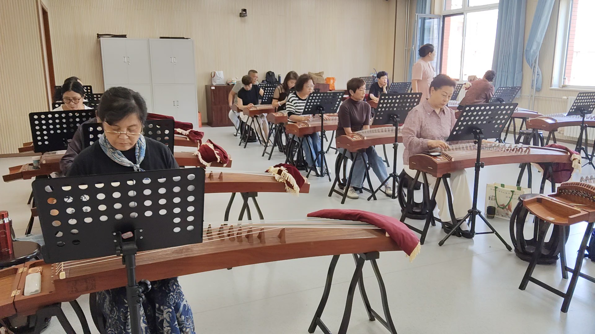 济南老年大学古筝课堂：琴声悠悠，乐学不辍