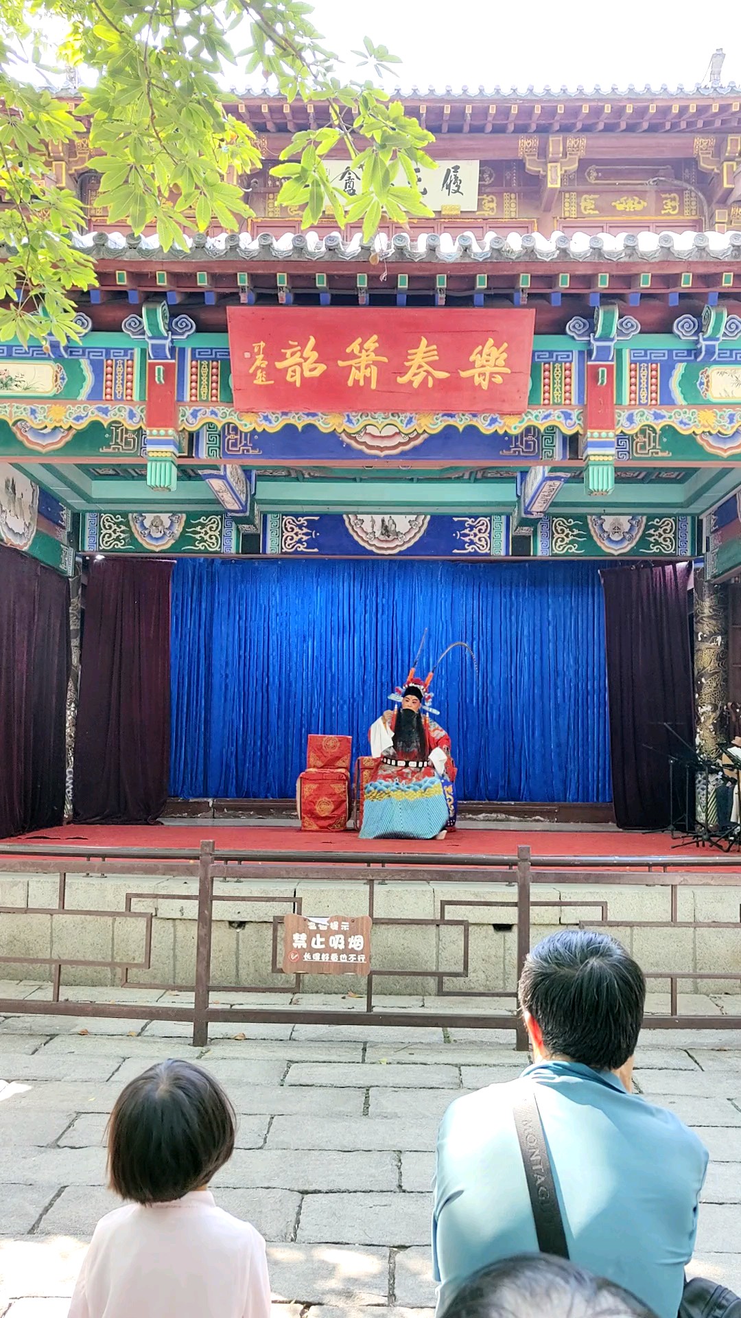 白雪楼前《乐奏箫韶‌》大戏台，今天的压轴折子戏开始了。