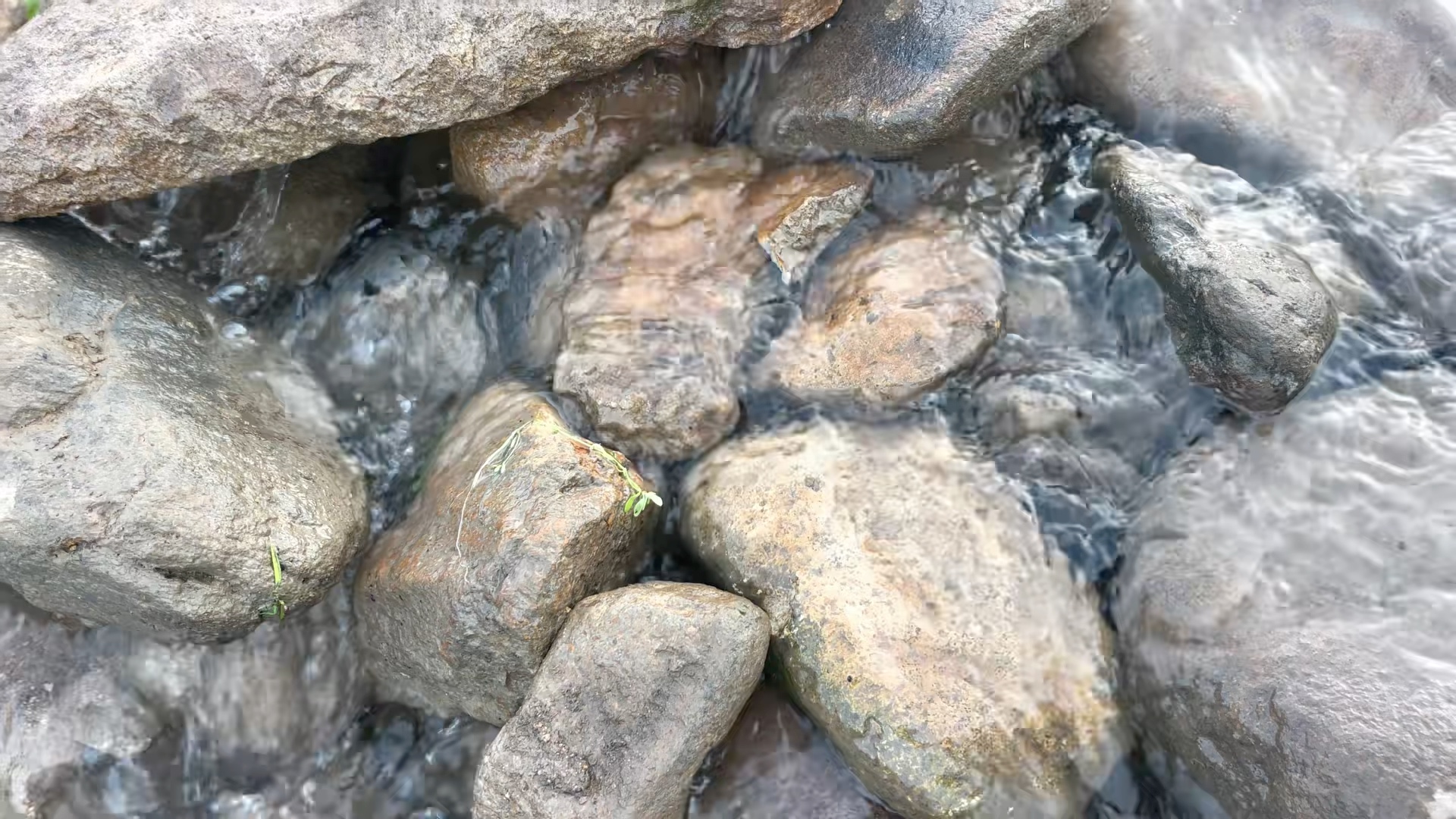 清泉漫乱石，顺势渡人间