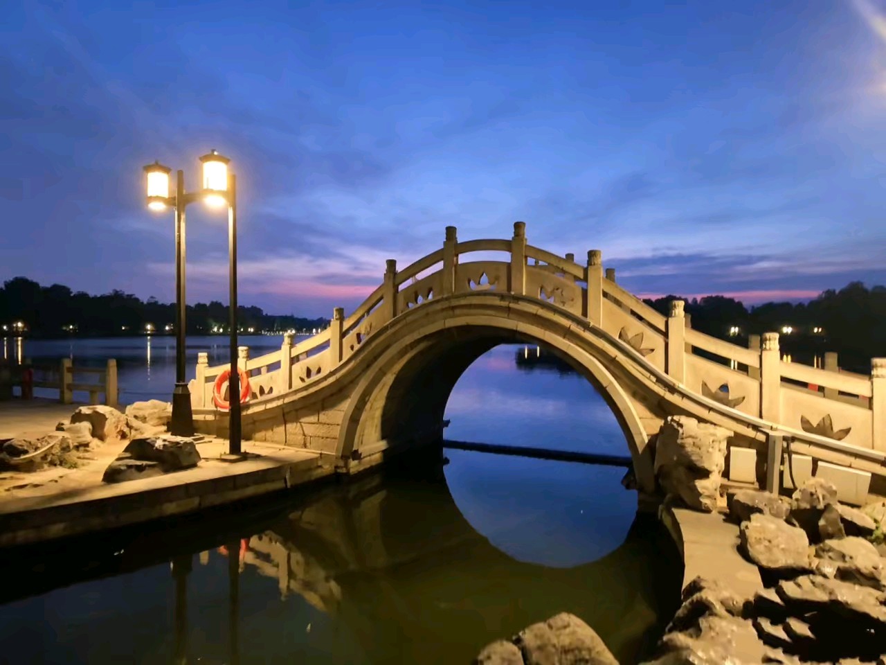 爱在清晨，这座桥成了浪漫的主角。