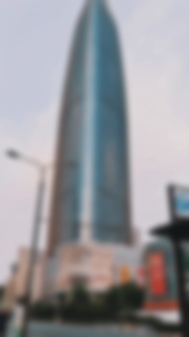 济南高楼映照着欣欣向荣的城市面貌，也承载着生生不息的精神文化
