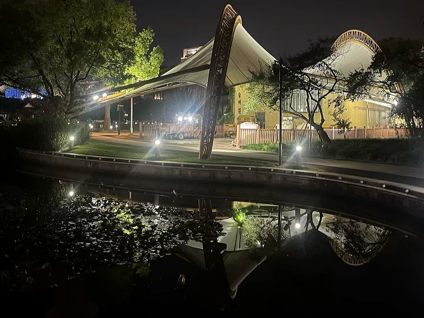 夜色入湖，倒影成画