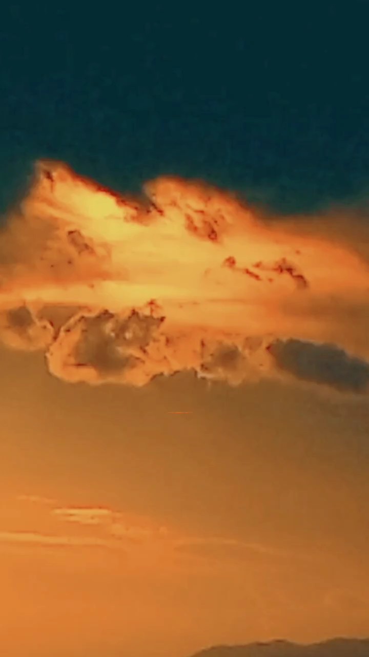 夕阳西下，霞光金黄灿烂