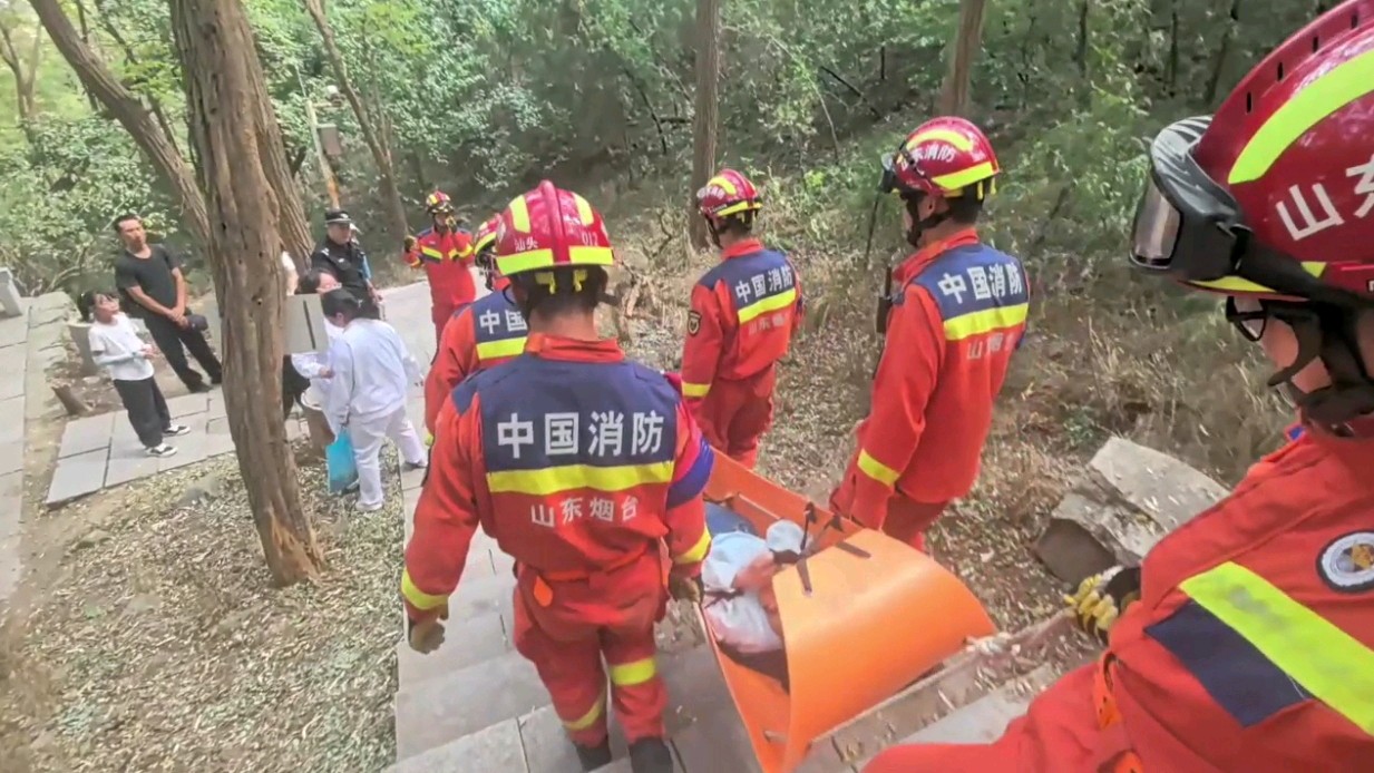 果然视频|女子爬山突发不适被困，消防员护送其安全下山