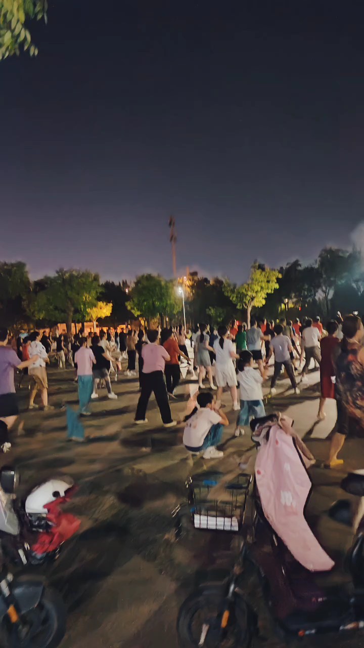 天天开心很美妙，坚持运动有必要跳舞步行延衰老身体健康无价宝