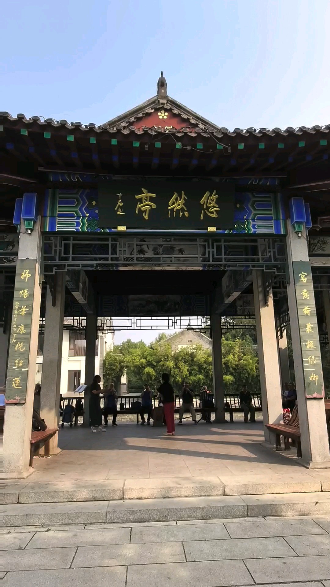 悠然亭下观秋色·轻舟缓缓载湖光 / 大明湖悠然亭