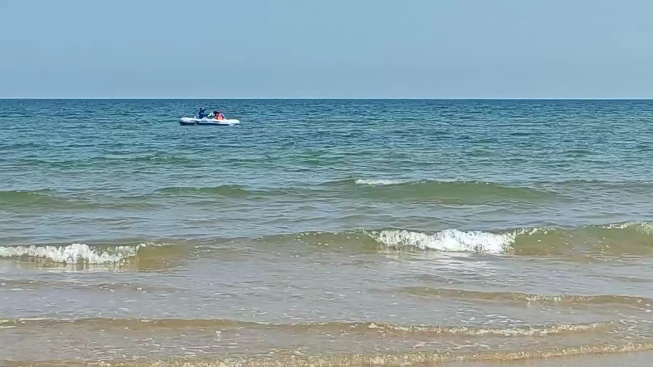 浪花层层推，小船悠悠回；两人双桨划，快乐紧相随/潇潇雨歇