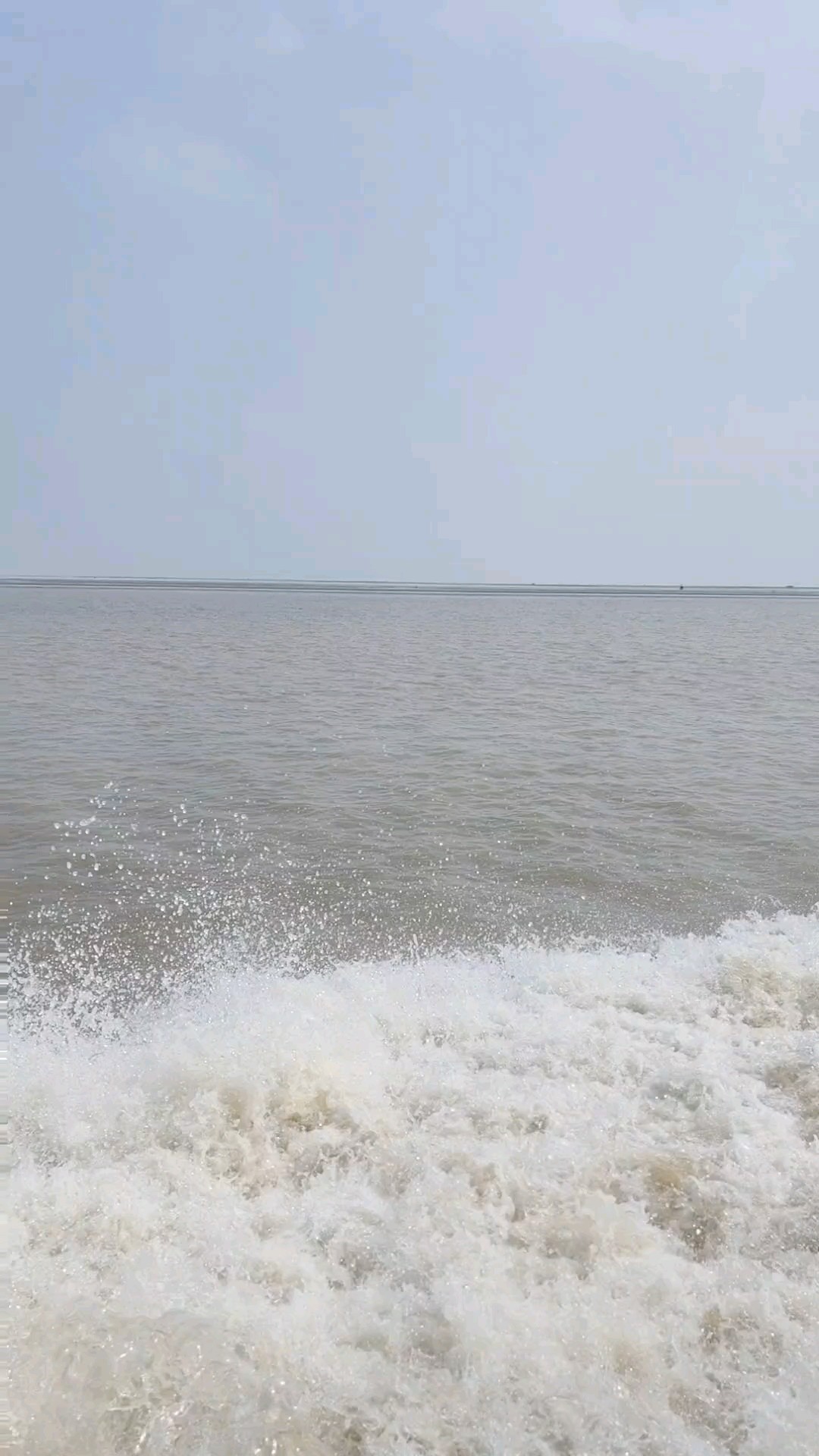 登上快艇向大海，朵朵浪花身边开。