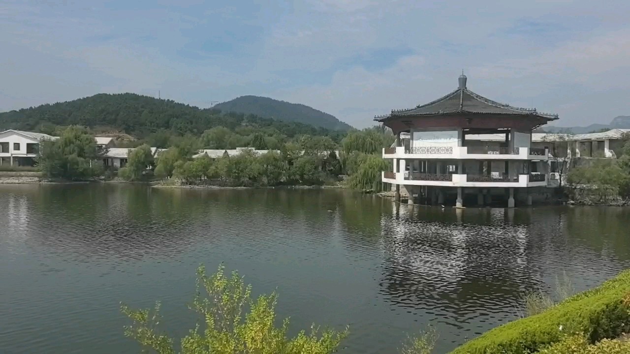 莱芜雪野湖静卧青山之间，一汪碧水澄澈透亮，远山连绵叠翠！