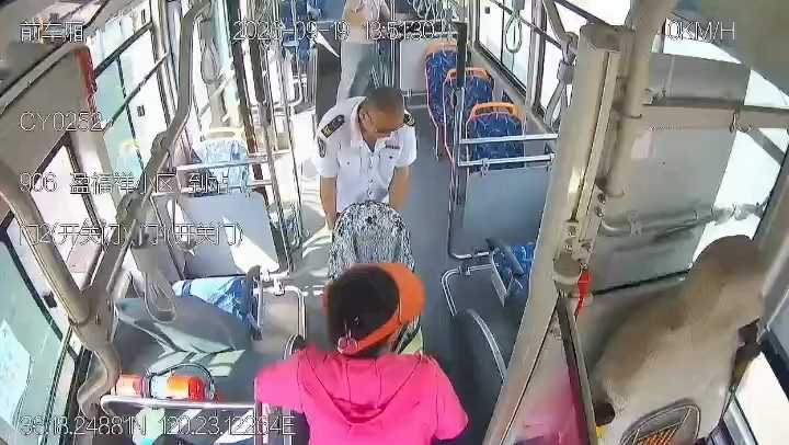 车厢载温情 善举润岛城——城阳巴士驾驶员用爱传递城市文明