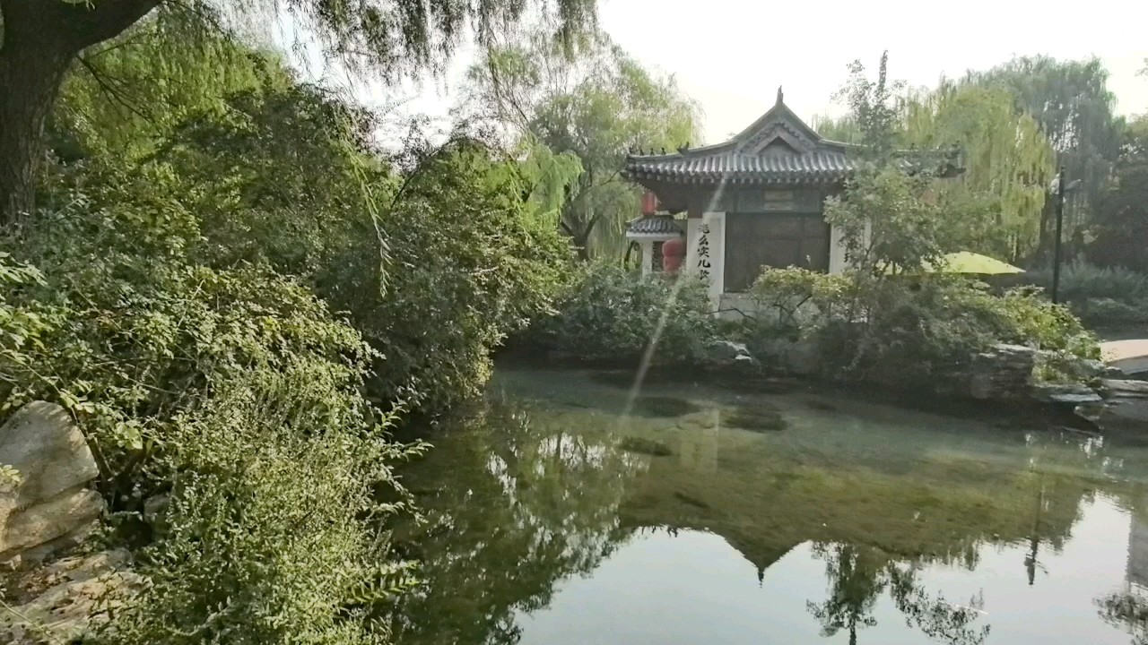 五龙潭的秋天最美丽，泉水一静，秋天就落进潭里！