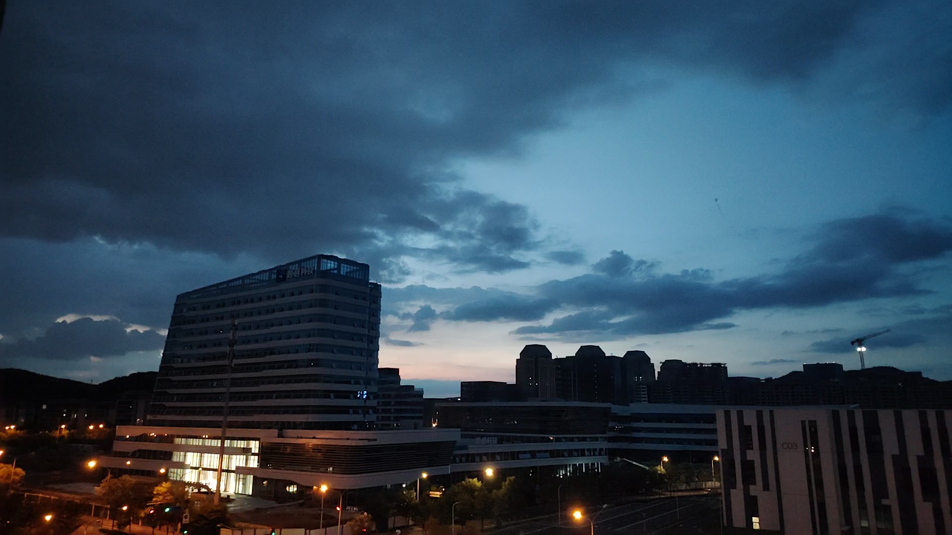 黎明前的彩石镇城市风景