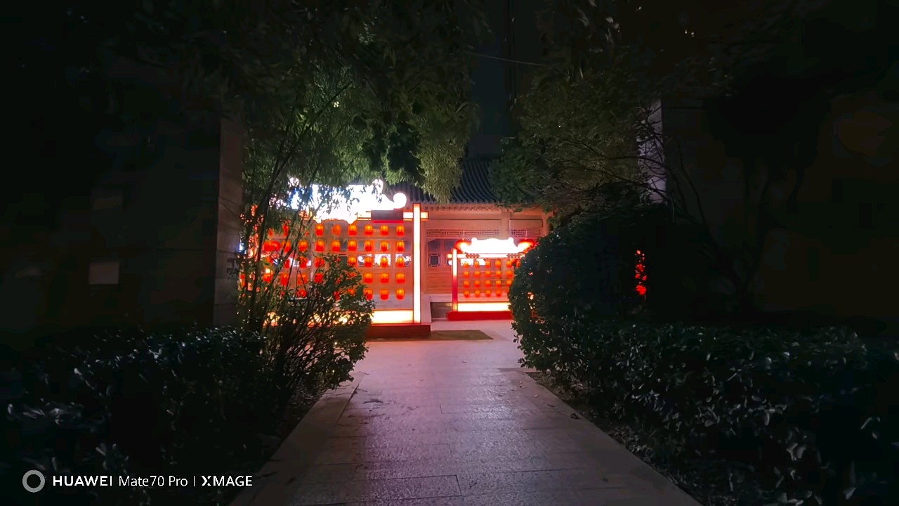 中秋之际花灯点亮。晚风轻拂灯笼摇曳，愿岁岁平安人间皆得团圆。