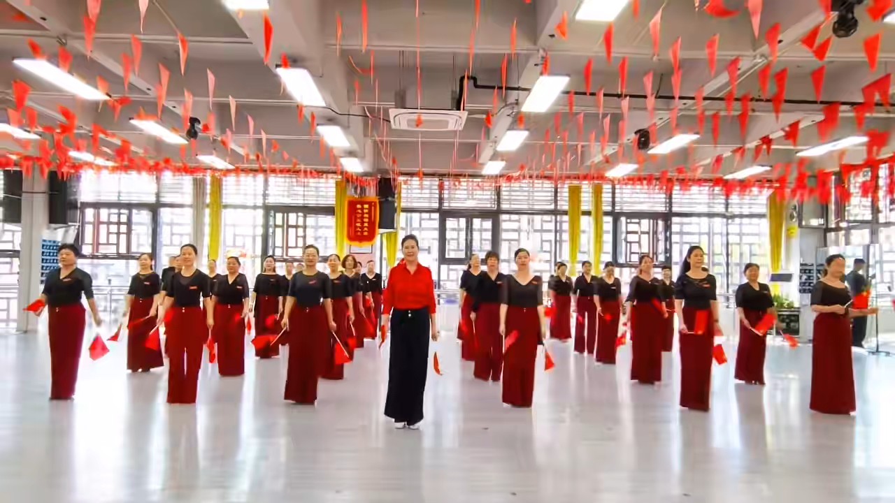 中秋国庆双节到，载歌载舞共欢笑