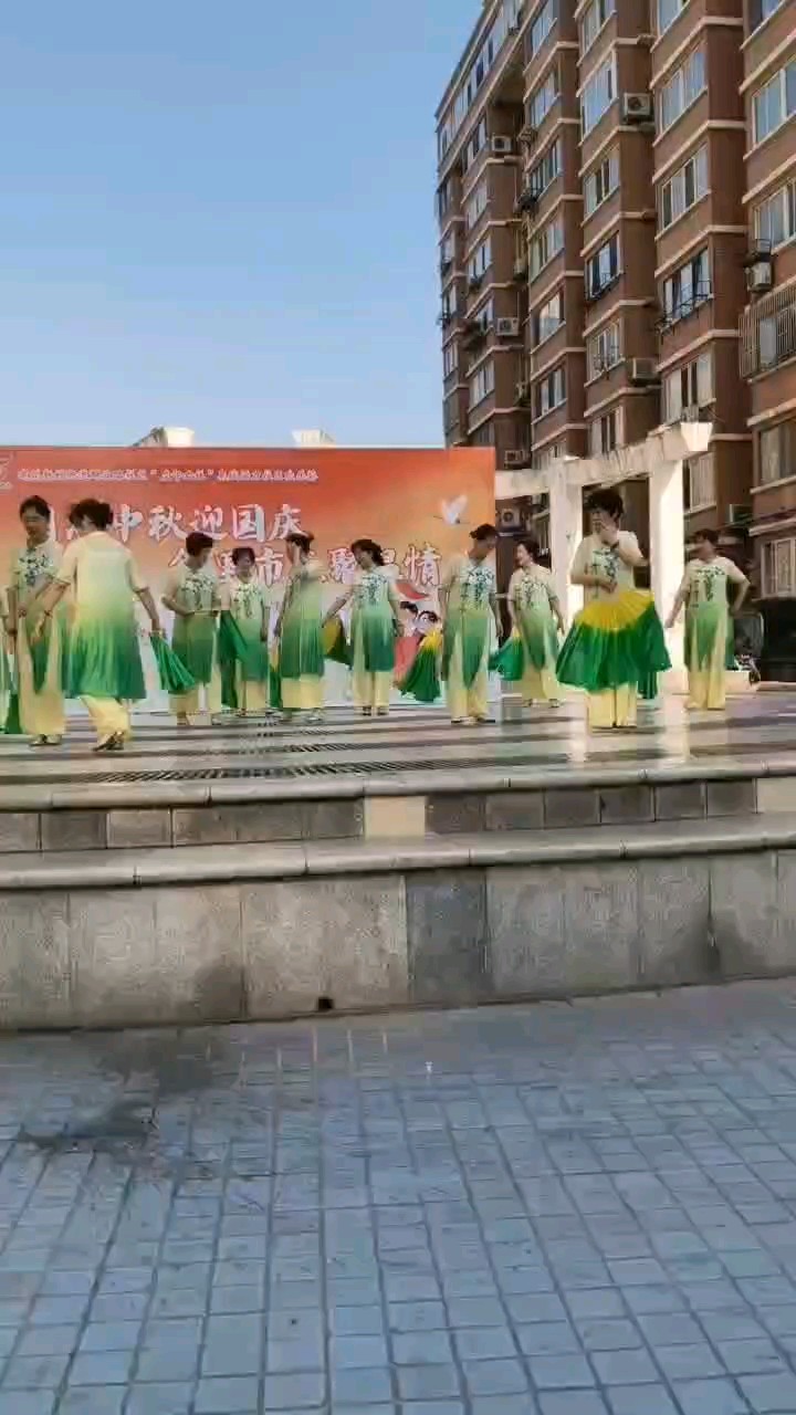 月圆中秋迎国庆，社区市集喜相逢。