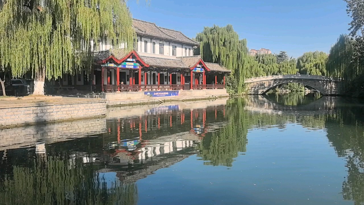 济南大明湖虽在北方，却有几分江南水乡的柔婉！