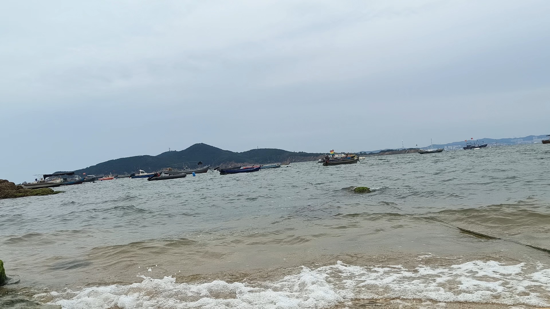 威海海源公园的海浪，小船，刘公岛，拍于昨天