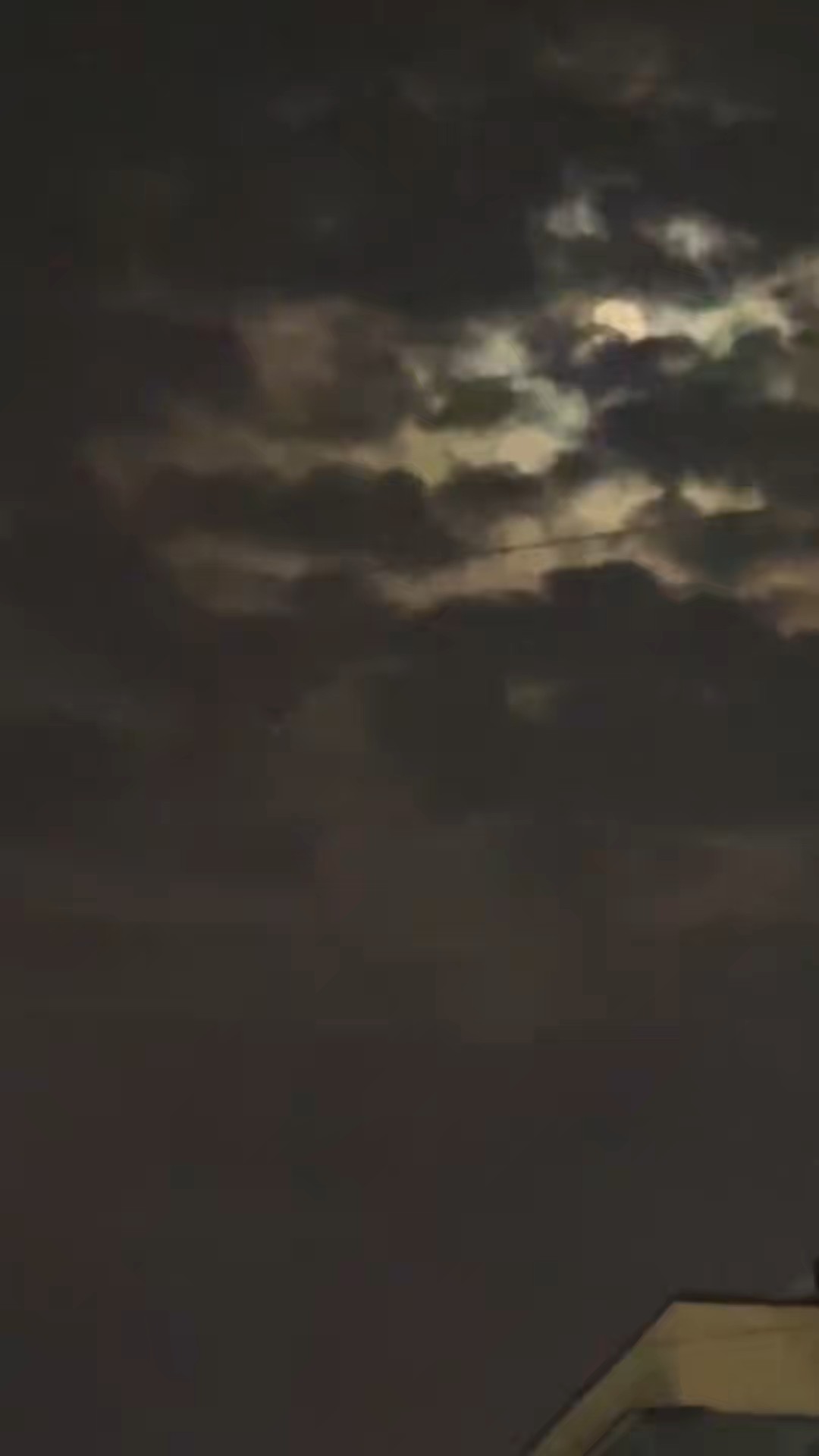 中秋良宵，云来月隐，云去月明，月亮在云雾之间若隐若现/李晶
