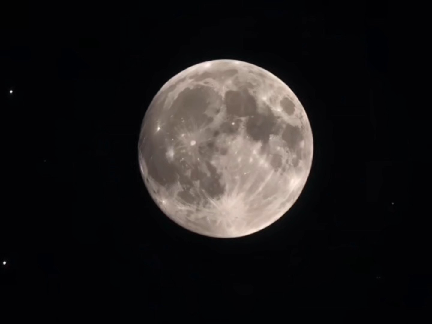 中秋月儿明，星座缀苍穹，
虫鸣浅唱伴晚风
～拍摄于蓬莱中秋节