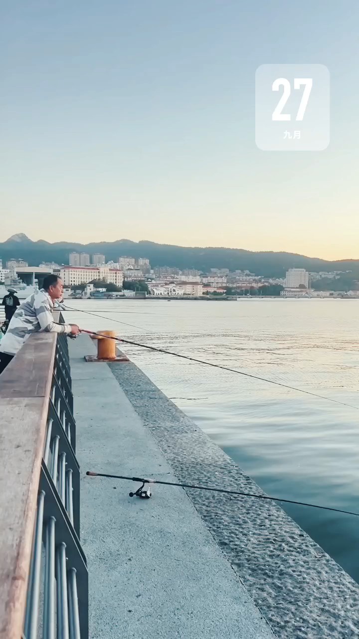海浸残阳铺浅碧，一竿闲钓晚来秋。