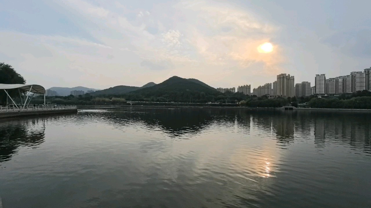 孟家水库是济南一处风景如画的地方，如今它被誉为“济南小洱海”