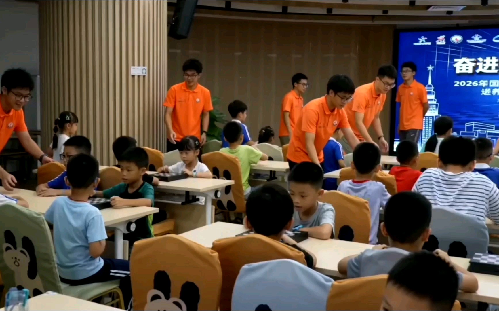 大学生社区教棋。国庆前夕，深圳一高校服务队到社区普及国际象棋