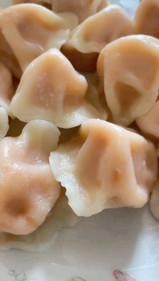 梭子蟹蟹黄饺子，还真是没吃过，别着急耐心等待中……