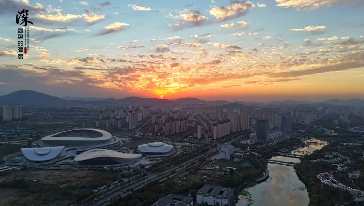 国庆期间,泰原晚霞漫天,金辉洒落古建,流光溢彩醉人心/张捷