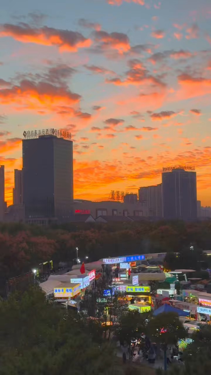 国庆之夜，一抹中国好的晚霞染红了泰安的夜空/张捷