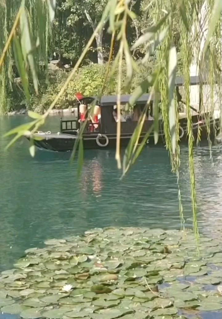 轻舟荡漾明水古城