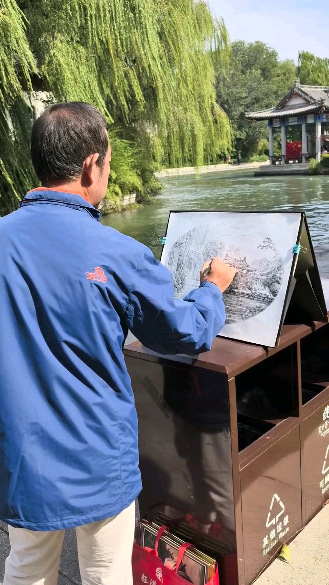 湖畔挥毫处，风轻送远歌。笔端现朝色，一砚揽烟波。∥湖畔画秋人