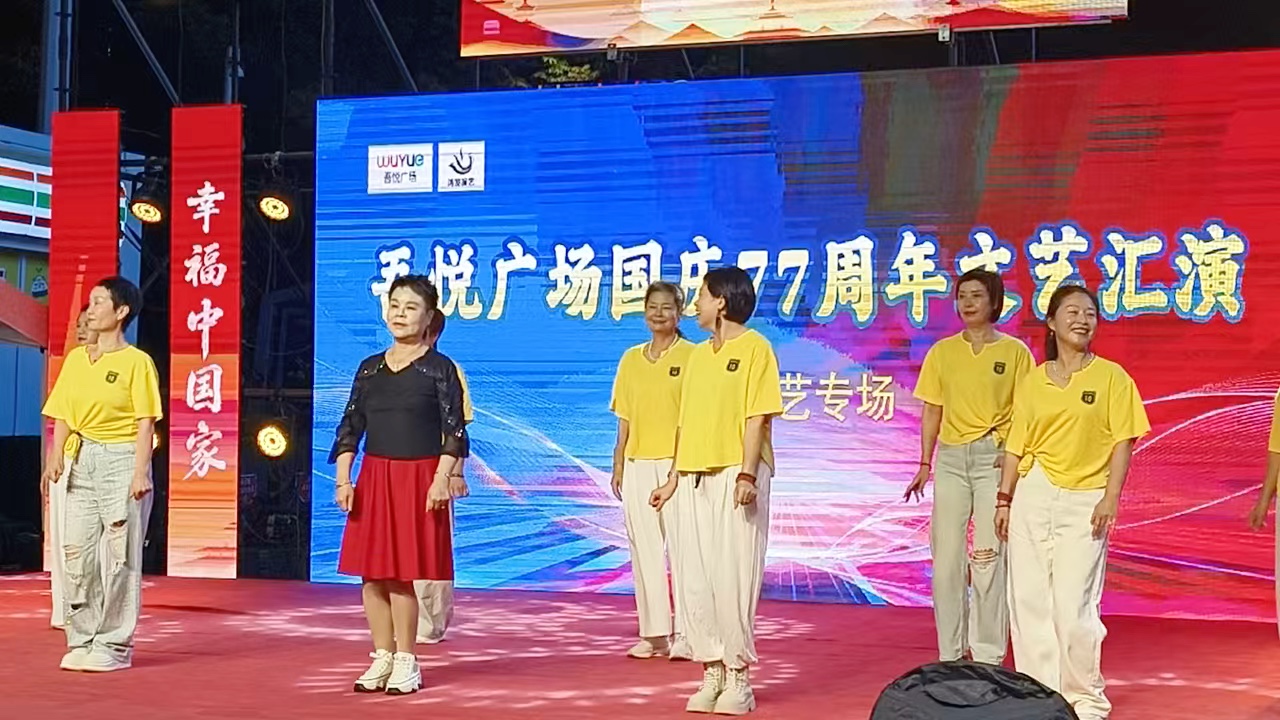 视频 ｜ 欢歌唱响幸福中国家（陆汉洲摄于启东吾悦广场）