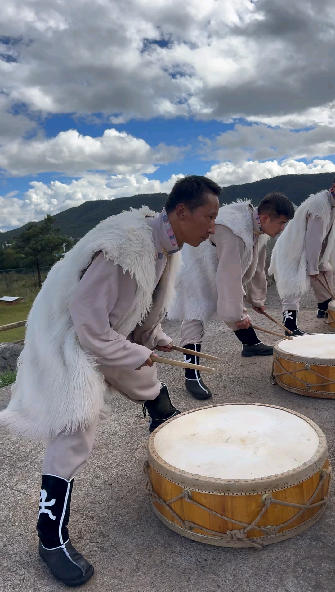 原生态实景演出，没有任何舞美，雪山背景无敌（山东驭驾团张德斌