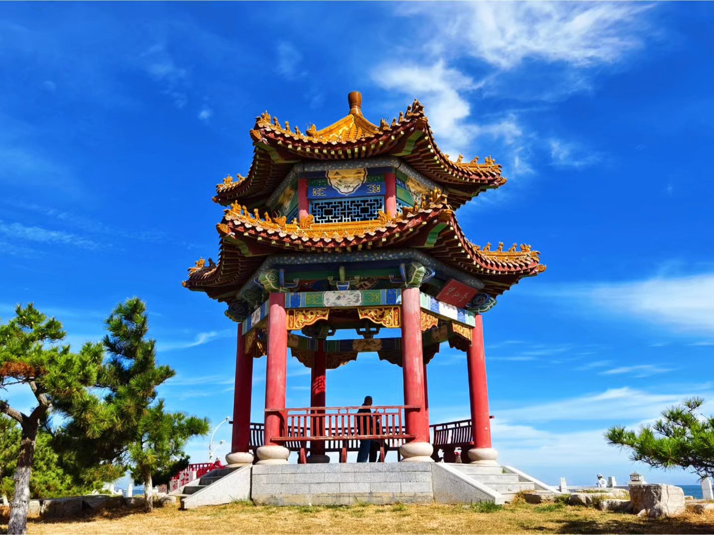  漫步海市公园，一袭华裳醉秋风
～拍摄于蓬莱