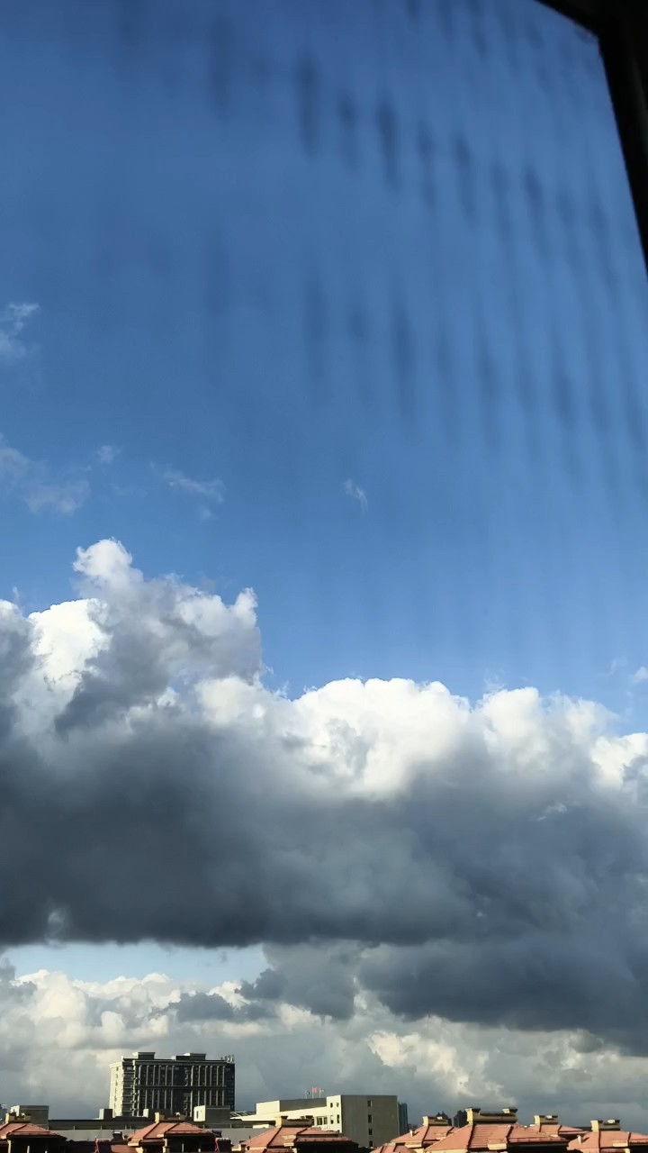 层云蓄雨横城郭，碧宇凝光覆矮楼。