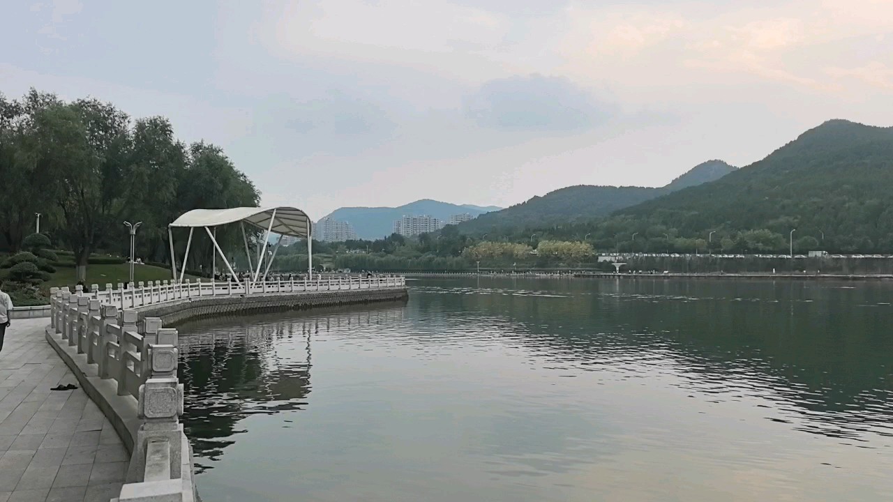 傍晚的孟家水库，就是山影压水、晚霞铺面、归鸟入林！