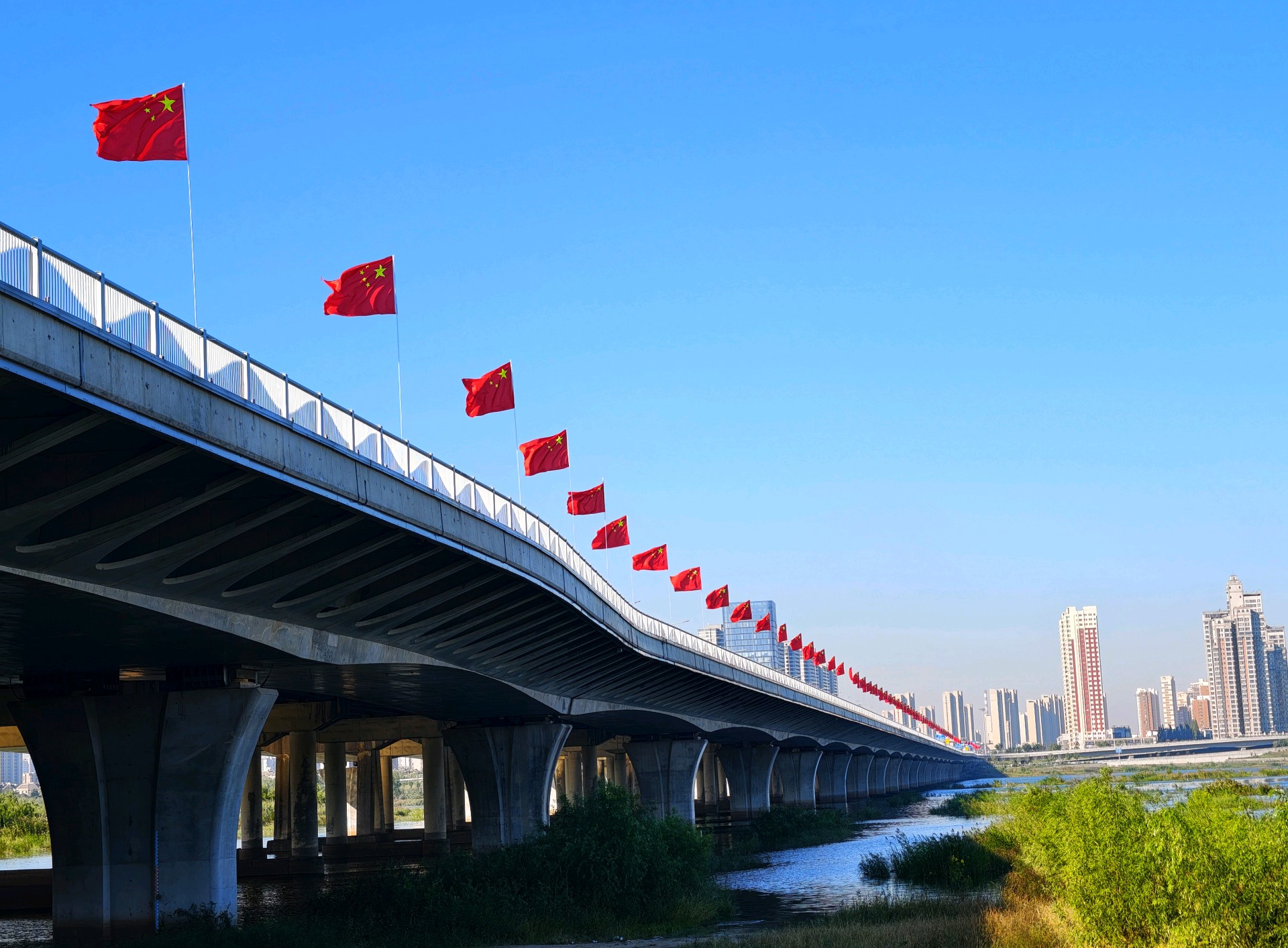 

蓝天映衬国旗更美丽壮观（高军摄影）
